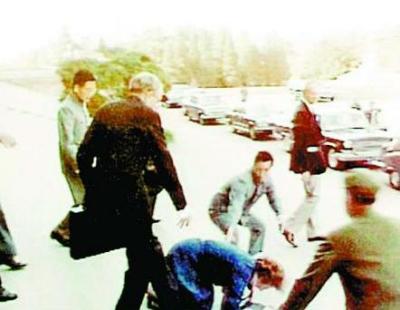 1982年戴卓爾夫人與鄧匪談判失利後摔了一跤