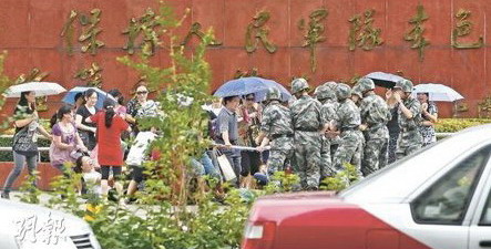 匪軍家眷和搶橫額的匪兵一度發生推撞拉扯