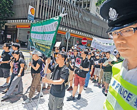 300記者遊行斥警阻採訪李匪