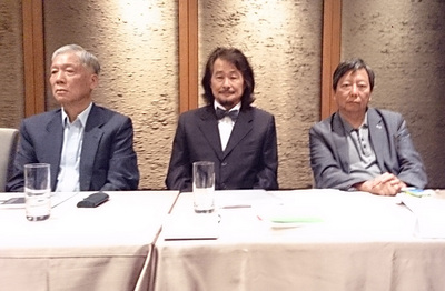 前民主進步黨主席施明德(中)19日下午與香港「讓愛與和平佔領中環」發起人朱耀明牧師(左)、香港特別行政區立法會議員李卓人(右)召開記者會,聲援香港民主化運動。