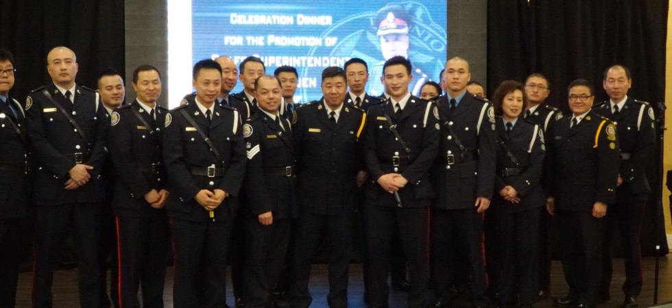 加拿大多倫多港裔警官合照,位居前排中央、被左呼右擁的肥佬是警務處副處長Peter Yuen,他是香港移民。