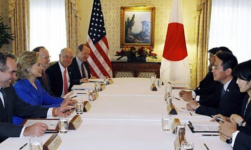 希拉蕊和日本外相前原誠司會面