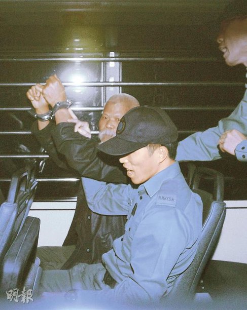 古思堯昨坐囚車離開法庭時,高舉被鎖上手銬的雙手大叫﹕「李旺陽,你永垂不朽」,同車懲教人員即時阻止。