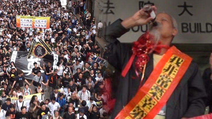 古思堯笑着叫喊:「飲番兩啖酒,慶祝我坐監!」