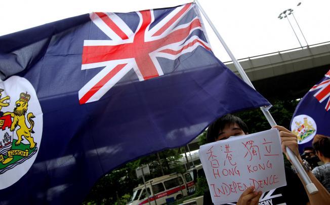 示威出現米字旗,有示威者要求香港獨立。