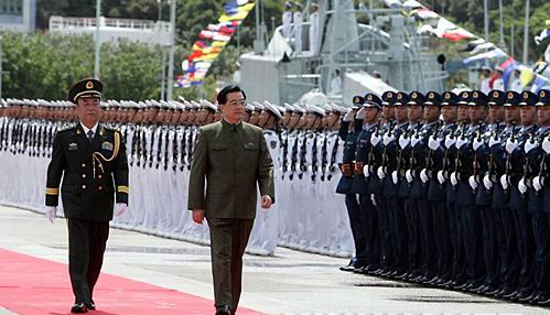 王匪繼堂伴隨胡匪在匪軍昂船洲海軍基地檢閱匪軍
