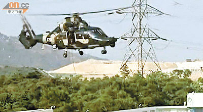 演練中,匪軍安排特種兵乘坐直升機,在目標上空遊繩而下,成功抓獲敵軍。