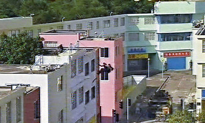 匪軍由天台遊繩而下,再從二樓窗戶進攻入屋,成功抓獲敵軍